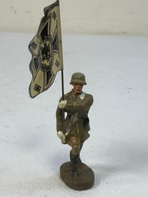 GERMAN NAZI PERIOD LINEOL / ELASTOLIN TOY SOLDIER ARMY STANDART BEARER