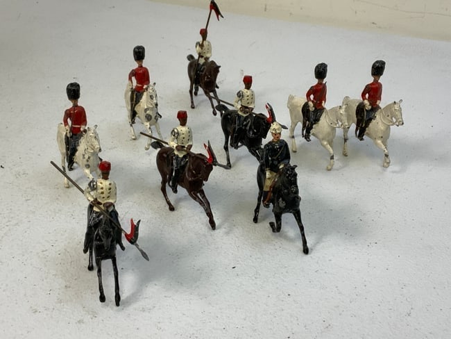 BRITAINS VINTAGE TOY LEAD SOLDIERS MOUNTED CAVALRY: BRITAINS VINTAGE TOY LEAD SOLDIERS MOUNTED CAVALRY. WELL USED. MOVABLE ARMS. SOME EASYLY COMING OFF. LOT OF 9