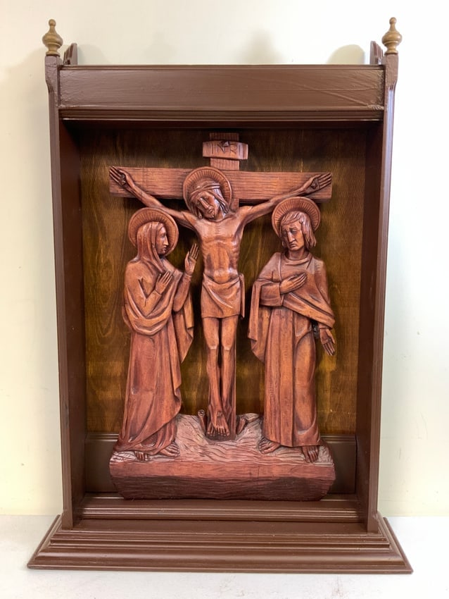 ANTIQUE NICHE SHRINE CRUCIFIXION CARVING MOUNTEN IN WOOD FRAME: ANTIQUE NICHE SHRINE CRUCIFIXION CARVING MOUNTEN IN WOOD FRAME. CHRIST,VIRGIN MARY AND SAINT JOHN OF THE CROSS BEAUTIFULLY CARVED FROM WOOD. PORTUGAL. JOANINA SCHOOL 1646-1671.ORIGINALLY FROM TURTURIC