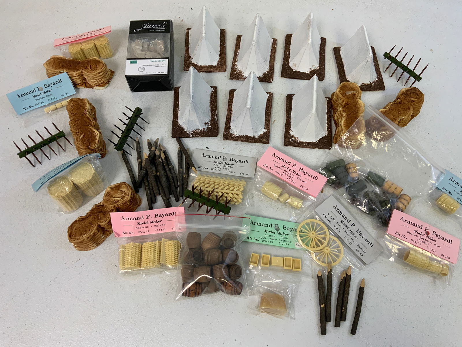 MODEL MAKING AND DIORAMA DISPLAY MAKING LARGE LOT OF FIELD EQUIPMENT: MODEL MAKING AND DIORAMA DISPLAY MAKING LARGE LOT OF FIELD EQUIPMENT