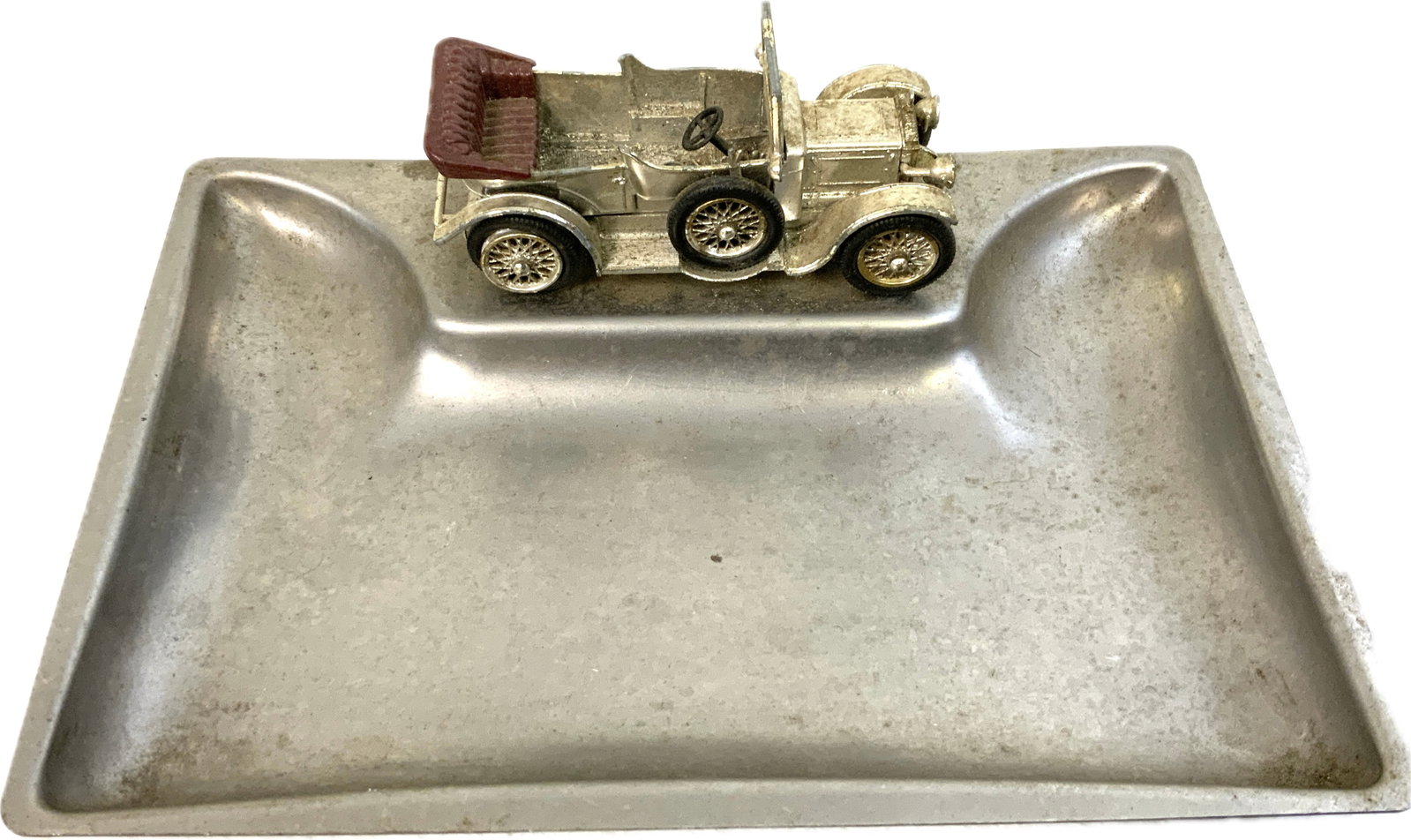 VINTAGE MODEL CAR ASHTRAY: VINTAGE MODEL CAR ASHTRAY. 7 X 5 SIZE.