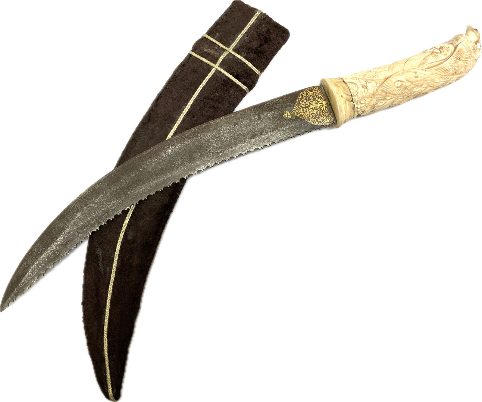 ANTIQUE INDO-PERSIAN MUGHAL JAMBIYA DAGGER WITH WOOTZ STEEL AND GILDED DECORATED BLADE: ANTIQUE INDO-PERSIAN MUGHAL JAMBIYA DAGGER WITH WOOTZ STEEL AND GILDED DECORATED BLADE. VERY NICE HIGH QUALITY MADE DAGGER. VERY GOOD CONDITION. BEAUFIFUL BLADE WITH SERRATIONS ON THE SPINE. CARVED BO