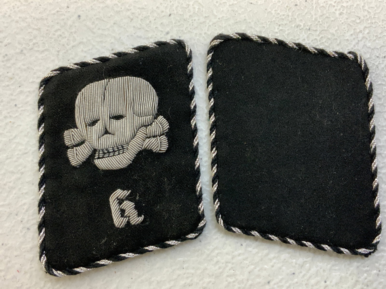 SS "TOTENKOPFVERBANDE" ENLISTED MAN''S COLLAR TABS: SS "TOTENKOPFVERBANDE" ENLISTED MAN''S COLLAR TABS. GREAT CONDITION. HIGH QUALITY SILVER WIRE BULLION EMBROIDERY. RARE .