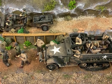 VINTAGE WWII AMERICAN SOLDIERS DIORAMA WITH DISPLAY CASE