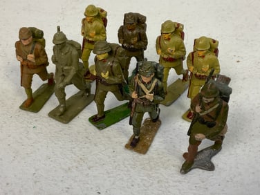 LOT OF PAINTED LEAD TOY SOLDIERS