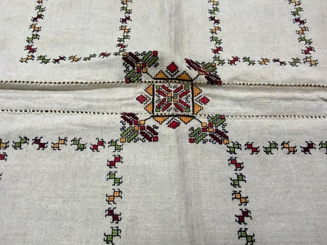UKRAINE VINTAGE UKRAINIAN TRADITIONAL EMBROIDERED TABLECLOTH (1 of 4)