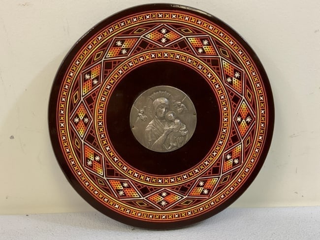 UKRAINE VINTAGE WESTERN UKRAINIAN GUTSUL DECORATED ICON: UKRAINE VINTAGE WESTERN UKRAINIAN GUTSUL DECORATED ICON. CIRCA 1980'. 8" DIAM.. READY TO GO ON THE WALL.