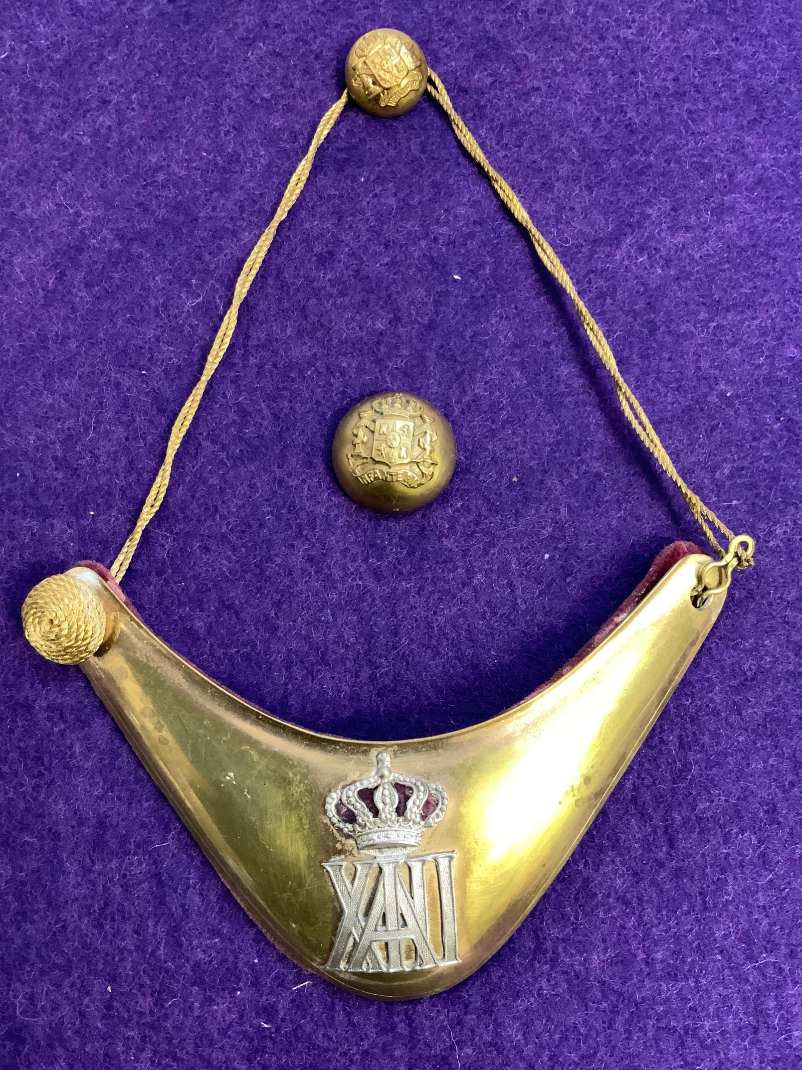 SPAIN BRASS GORGET WITH KING ALFONSO XIII ROYAL MONOGRAM: SPAIN BRASS GORGET WITH KING ALFONSO XIII ROYAL MONOGRAM. BRASS. COMES WITH 2 BRASS BUTTONS ON DISPLAY BOARD. RARE.