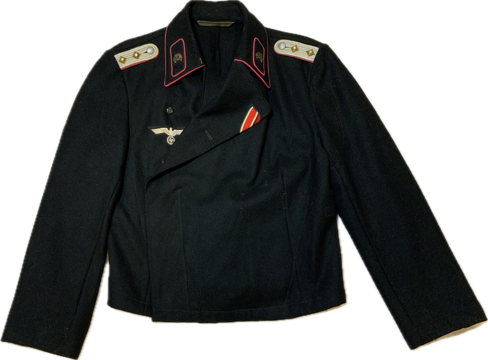 WWII GERMAN ARMY TANK CREW OFFICER BLACK PANZER UNIFORM JACKET: WWII GERMAN ARMY TANK CREW OFFICER BLACK PANZER UNIFORM JACKET. GREAT CONDITION EARLY STYLE WITH PINK PIPING AROUND THE COLLAR.INK STAMPS INSIDE AND M40 FOR MUNCHEN DEPOT AND 1940. VERU=Y NICE CLEAN A