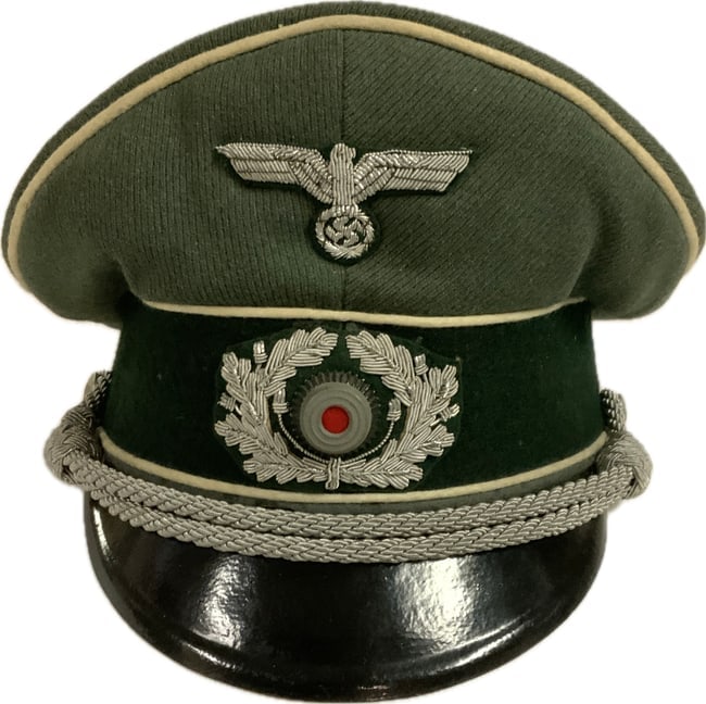 WWII GERMAN ARMY INFANTRY OFFICER VISOR CAP HAT: WWII GERMAN ARMY INFANTRY OFFICER VISOR CAP HAT. VERY NICE AND CLEAN EXAMPLE WITH EMBROIDERED INSIGNIA. SIZE 54.
