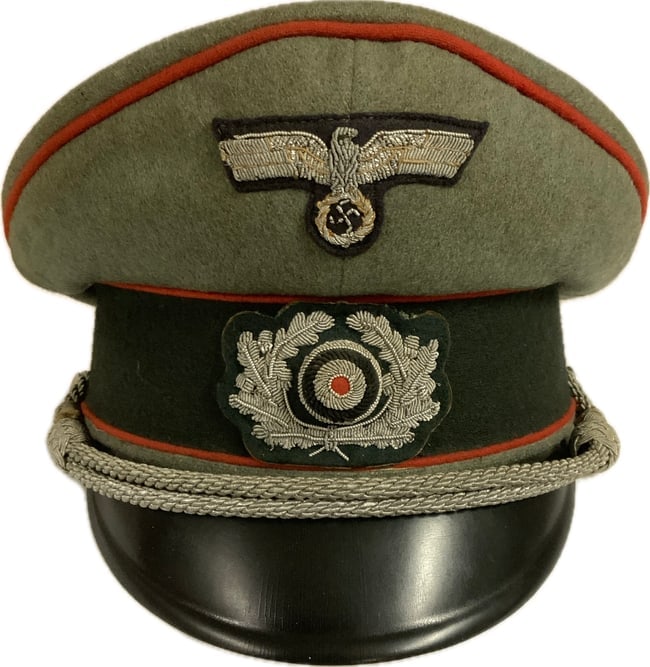 WWII GERMAN ARMY ARTILLERY OFFICER VISOR CAP HAT: WWII GERMAN ARMY ARTILLERY OFFICER VISOR CAP HAT. VERY NICE AND CLEAN EXAMPLE WITH EMBROIDERED INSIGNIA. SIZE ABOUT 57