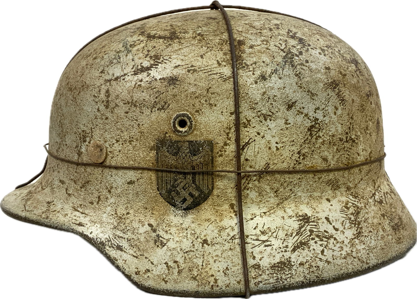 WWII GERMAN M40 COMBAT WINTER SNOW CAMO PAINTED HELMET: WWII GERMAN M40 COMBAT WINTER SNOW CAMO PAINTED HELMET. GREAT CONDITION OVERALL COMPLETE WITH LINER. LARGE SIZE. 68 STAMPED SHELL. DOUBLE DECAL. RARE.