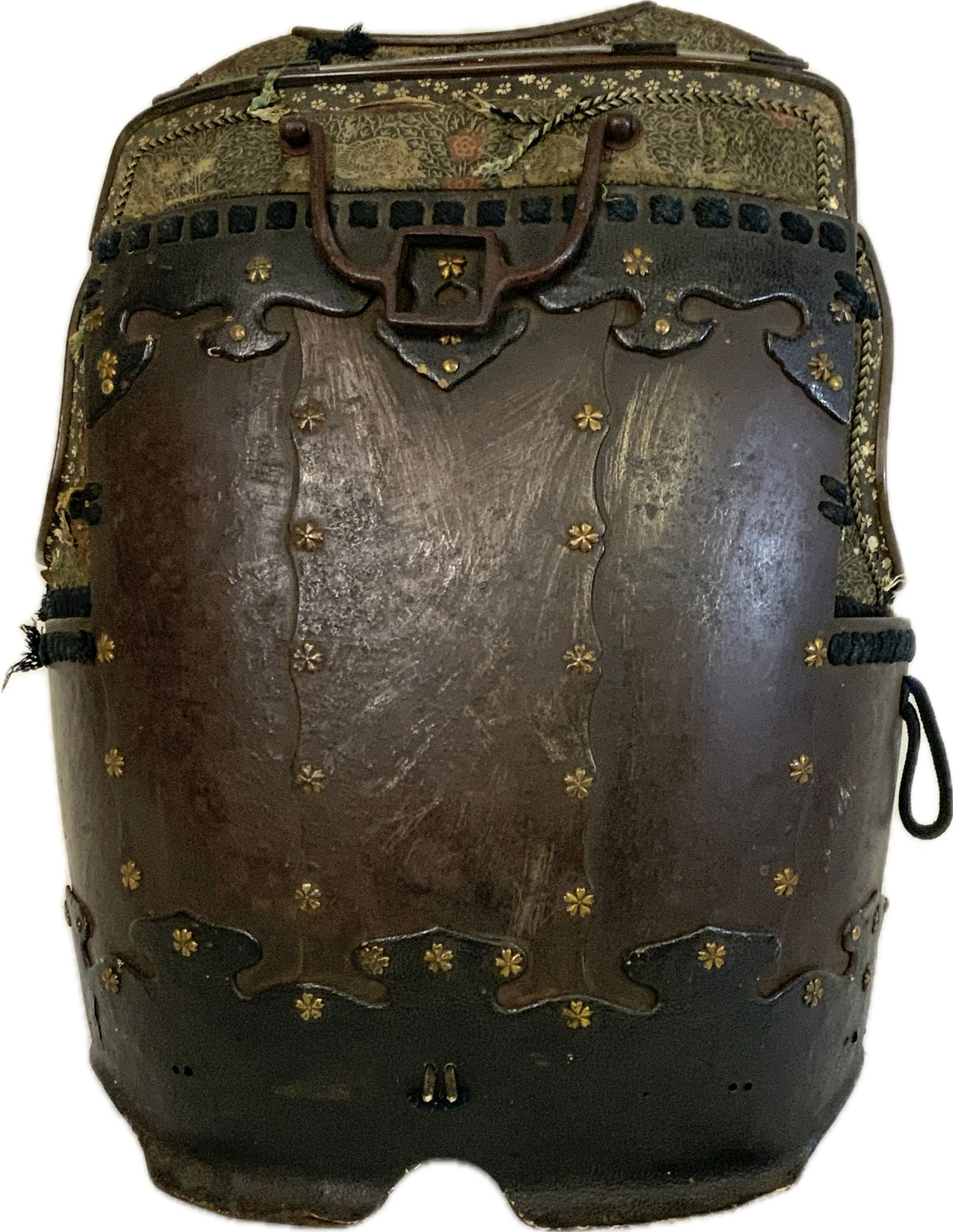 ANTIQUE JAPANESE SAMURAI ARMOR PLATE: ANTIQUE JAPANESE SAMURAI ARMOR PLATE. METAL AND DECORATED WITH FABRIC AND BRASS. DISPLAYS GREAT AGE. 17" X 13" SIZE.