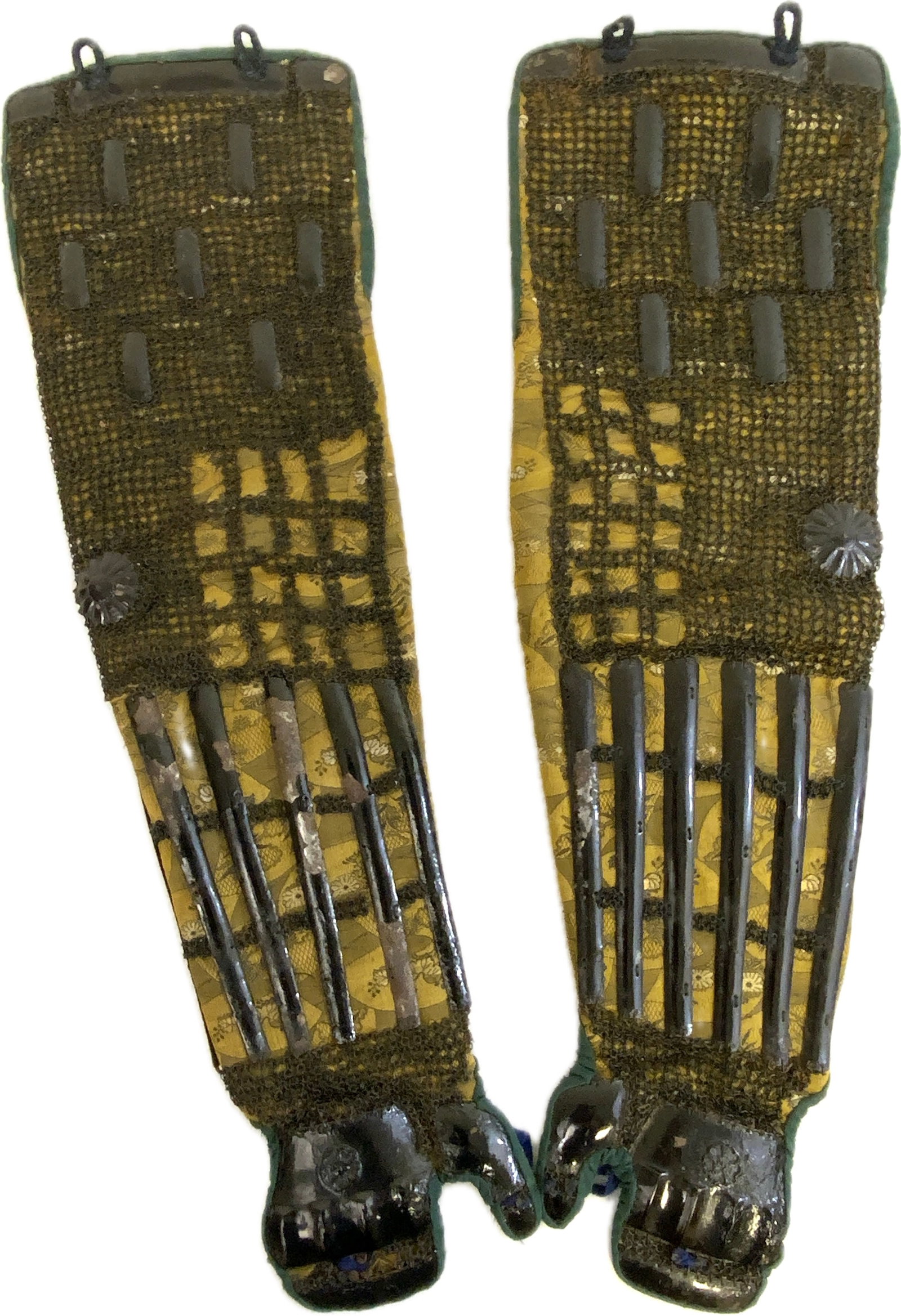 ANTIQUE JAPANESE SAMURAI ARMS ARMOR SLEEVES: ANTIQUE JAPANESE SAMURAI ARMS ARMOR SLEEVES. METAL AND FABRIC. VERY NICE CONDITION. 26" LONG.