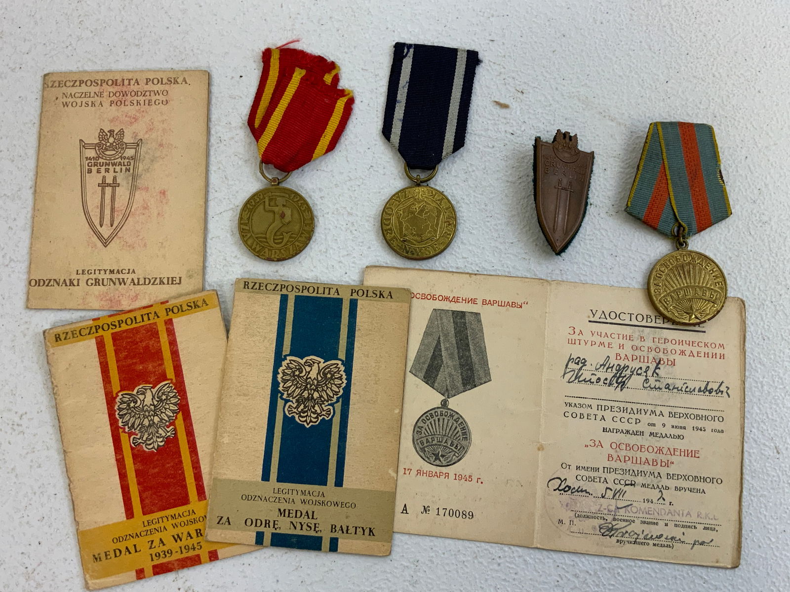 WWII POLAND AND USSR AWARD MEDAL GROUP TO A POLISH SOLDIER (1 of 6)
