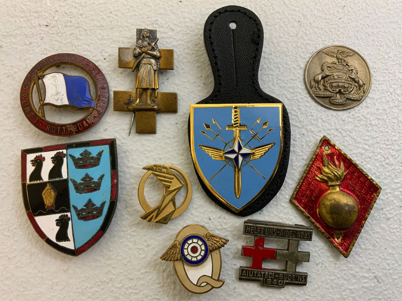 LOT OF MILITARY BADGES AND INSIGNIAS (1 of 2)