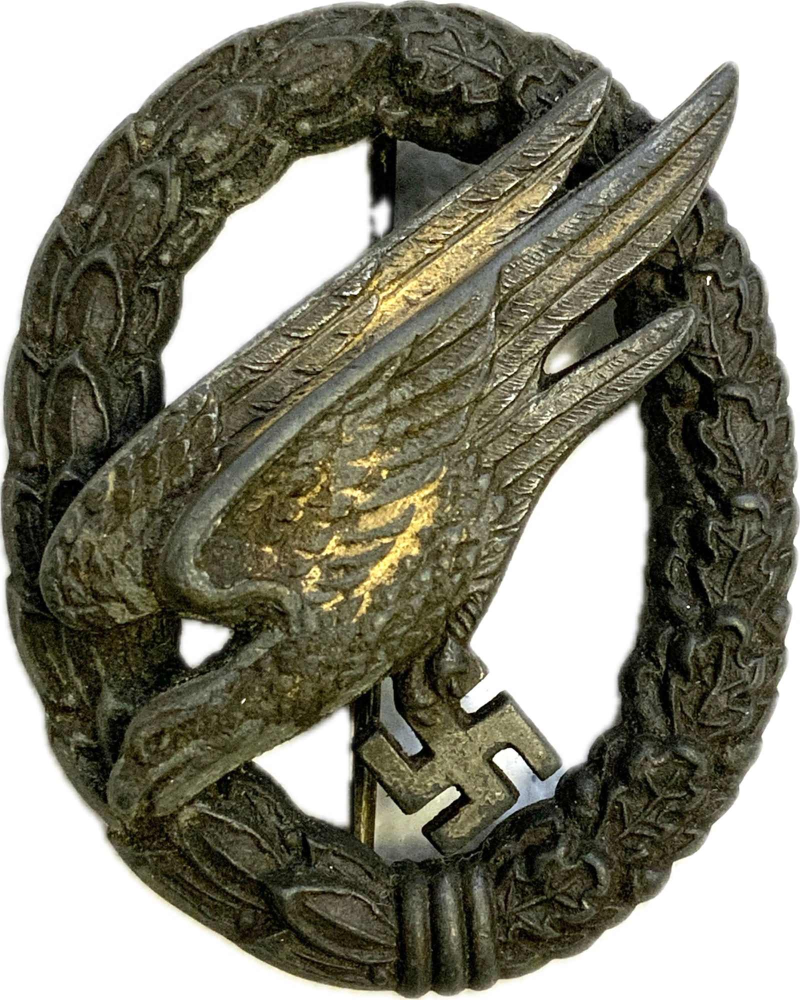 WWII GERMAN LUFTWAFFE PARATROOPER BADGE: WWII GERMAN LUFTWAFFE PARATROOPER BADGE. LATE WAR DARK WITH AGE WITH TRACES OF GOLD FINISH TO THE EAGLE. ZINK BASE. MEYBAUER MARKED. BROKEN CATCH.