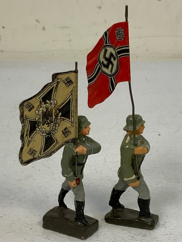 GERMAN NAZI PERIOD LINEOL / ELASTOLIN TOY SOLDIER STANDART BEARERS (1 of 2)