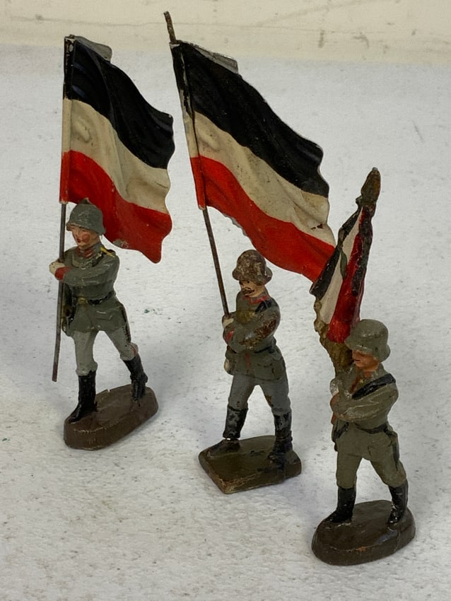 GERMAN NAZI PERIOD LINEOL / ELASTOLIN TOY SOLDIER STANDART BEARERS (1 of 2)