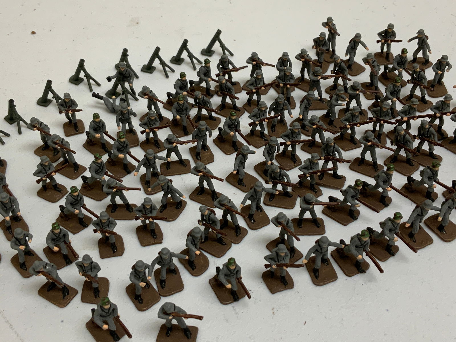 LARGE LOT OF PAINTED LEAD TOY SOLDIERS - WWII GERMAN (1 of 4)