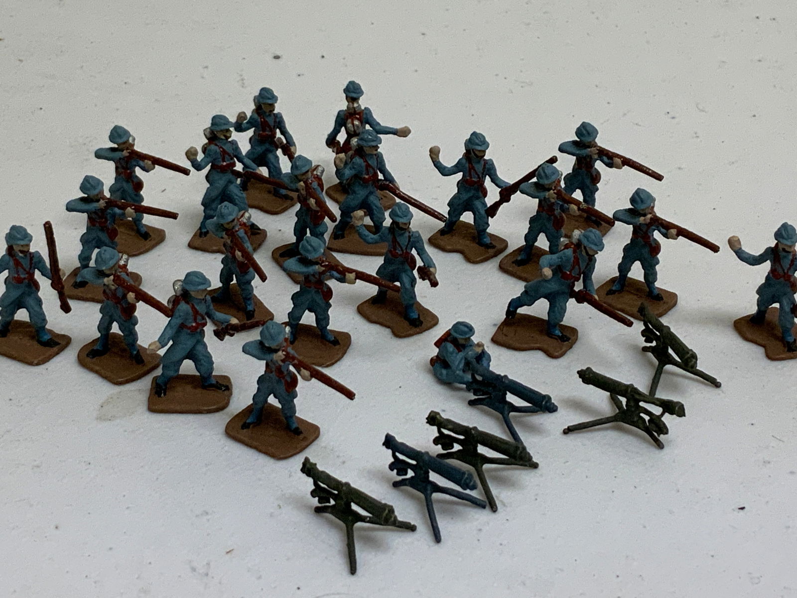 LARGE LOT OF PAINTED LEAD TOY SOLDIERS - WWI FRENCH (1 of 4)