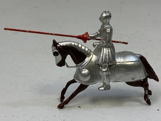 MEDIEVAL KNIGHT ON HORSE VINTAGE PAINTED LEAD FIGURINE (1 of 4)