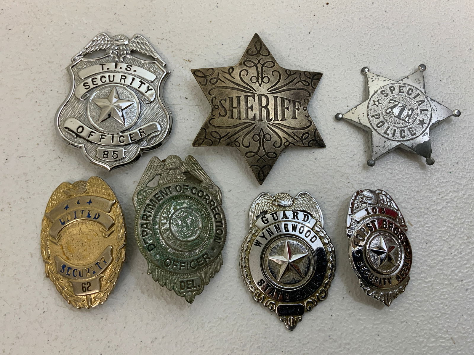 LOT OF VINTAGE OBSOLETE LAW ENFORCEMENT BADGES AND COLLECTABLE PINS (1 of 2)