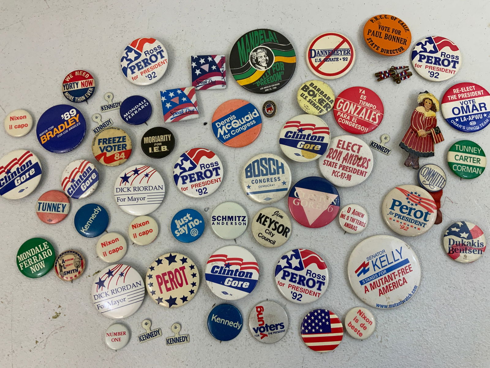 VINTAGE POLITICAL PINS AND BUTTONS (1 of 1)