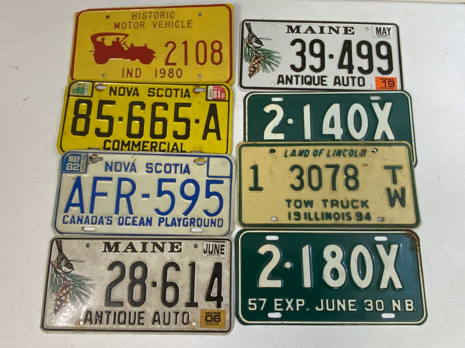VINTAGE AUTOMOTIVE CANADIAN AND AMERICAN STATES LICENCE PLATES (1 of 1)