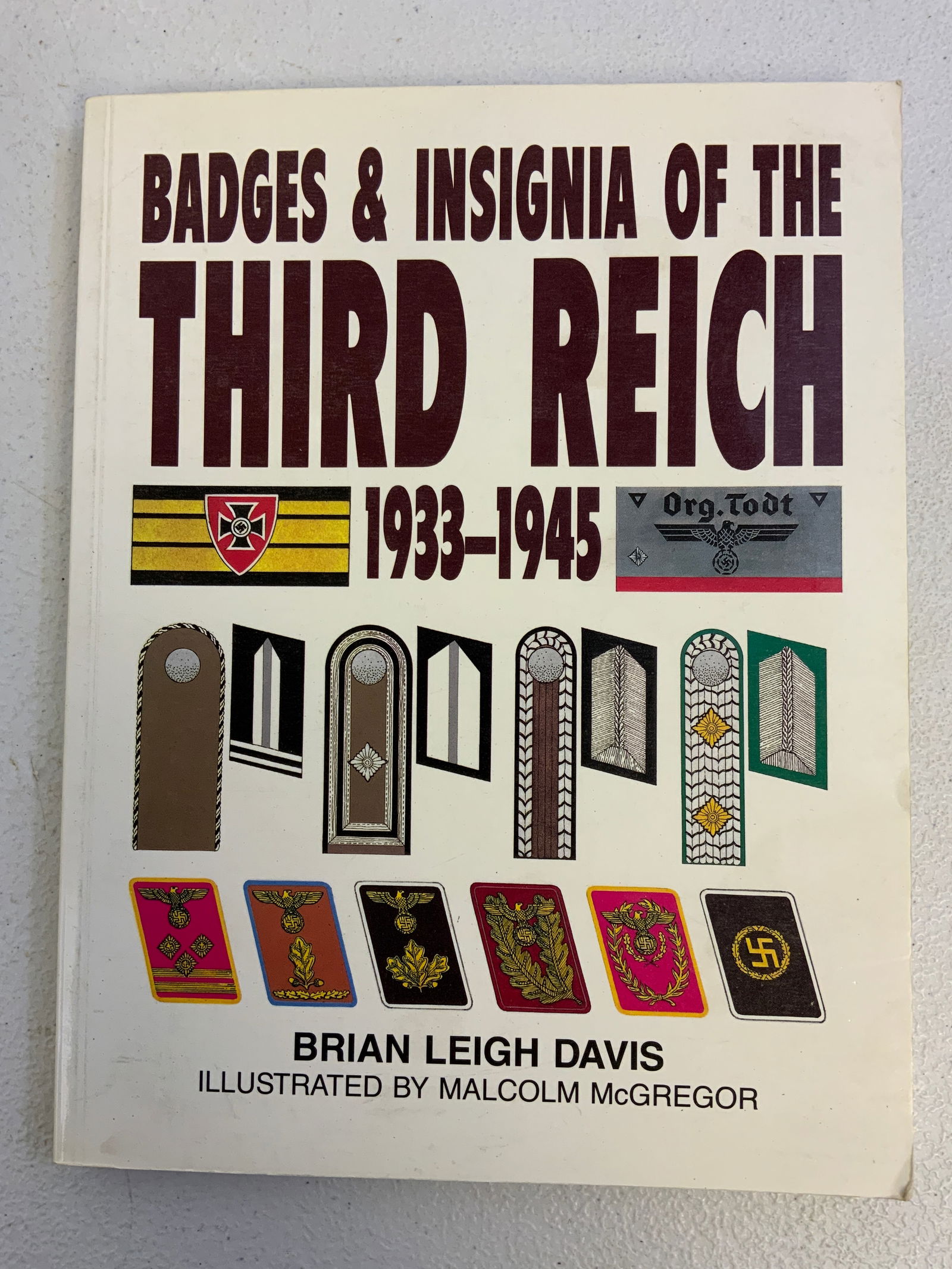 BADGES & INSIGNIA OF THE THIRD REICH 1933-1945 BOOK: BADGES & INSIGNIA OF THE THIRD REICH 1933-1945 BOOK