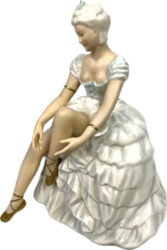 VINTAGE GERMAN UNTERWEISSBACH PORCELAIN BALLERINA FIGURINE: VINTAGE GERMAN UNTERWEISSBACH PORCELAIN BALLERINA FIGURINE. GREAT CONDITION. 8" TALL. MARKED ON THE BOTTOM.
