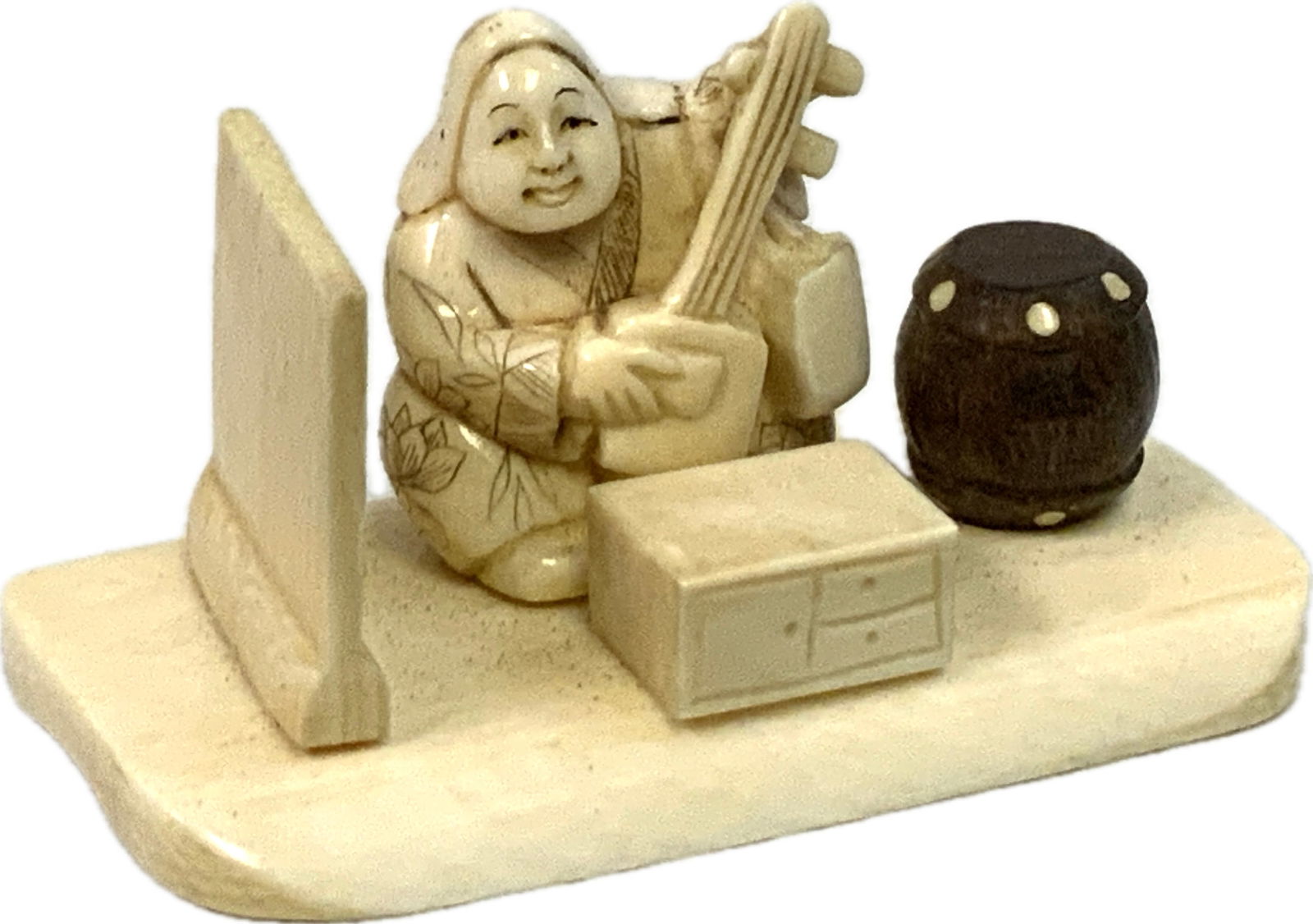 JAPAN BONE CARVED FIGURINE ARTIST SIGNED: JAPAN BONE CARVED FIGURINE ARTIST SIGNED. BEAUTIFUL HIGH QUALITY PIECE. 2 1/2 X 1 1/2 SIZE. APPROX. 1 1/2" TALL.