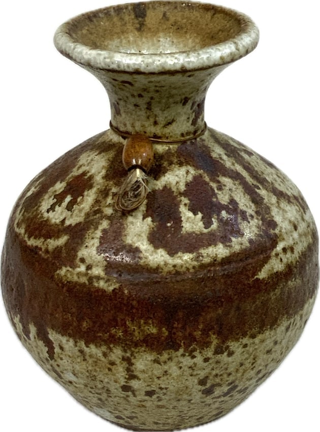 VINTAGE NAVAJO PINE PITCH POTTERY DARK GLAZE VASE: VINTAGE NAVAJO PINE PITCH POTTERY DARK GLAZE VASE. ARTIST SIGNED . 4" TALL