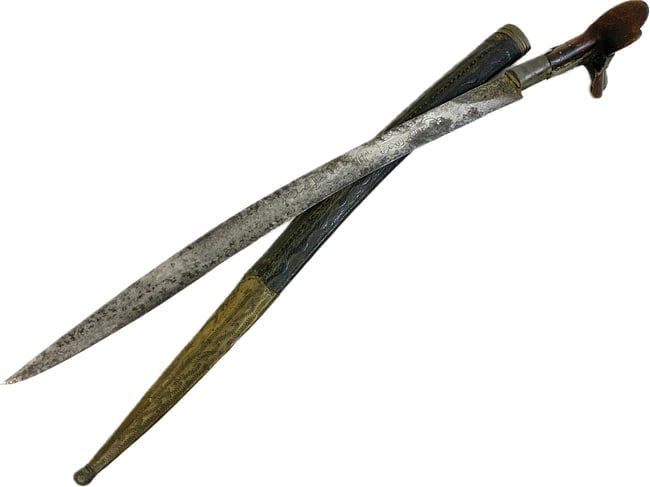 ANTIQUE OTTOMAN TURKISH YATAGAN SHORT SWORD: ANTIQUE OTTOMAN TURKISH YATAGAN SHORT SWORD. NICE CURVED 22 LONG BLADE WITH ENGRAVINGS . DECORATED FITTINGS. BRASS FITTING TO THE ORIGINAL SCABBARD. SHOWS A GREAT AGE. CIRCA MID 19TH CENTURY. 30" OVER