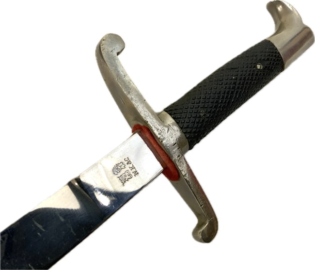 ANTIQUE GERMAN BAVARIAN BORDER GUARD'S SHORT SWORD: ANTIQUE GERMAN BAVARIAN BORDER GUARD'S SHORT SWORD. VERY NICE AND RARE EXAMPLE.NICKEL SILVER FITTINGS. LEATHER SCABBARD IS IN GREAT CONDITION FOR ITS AGE .WKC MARKED BLADE AND ETCHED WITH BAVARIAN " I