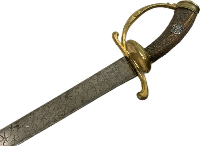 ANTIQUE GERMAN HUNTING DAGGER SHORT SWORD HIRSCHFANGER WITH ENGRAVED BLADE: ANTIQUE GERMAN HUNTING DAGGER SHORT SWORD HIRSCHFANGER WITH ENGRAVED BLADE. CIRCA MID 19TH. CENTURY. THIRD REICH HUNTING ASSOCIATION INSIGNIA ATTACHED TO THE GRIP. NICE EXAMPLE. 27" LONG WITH 22" LONG