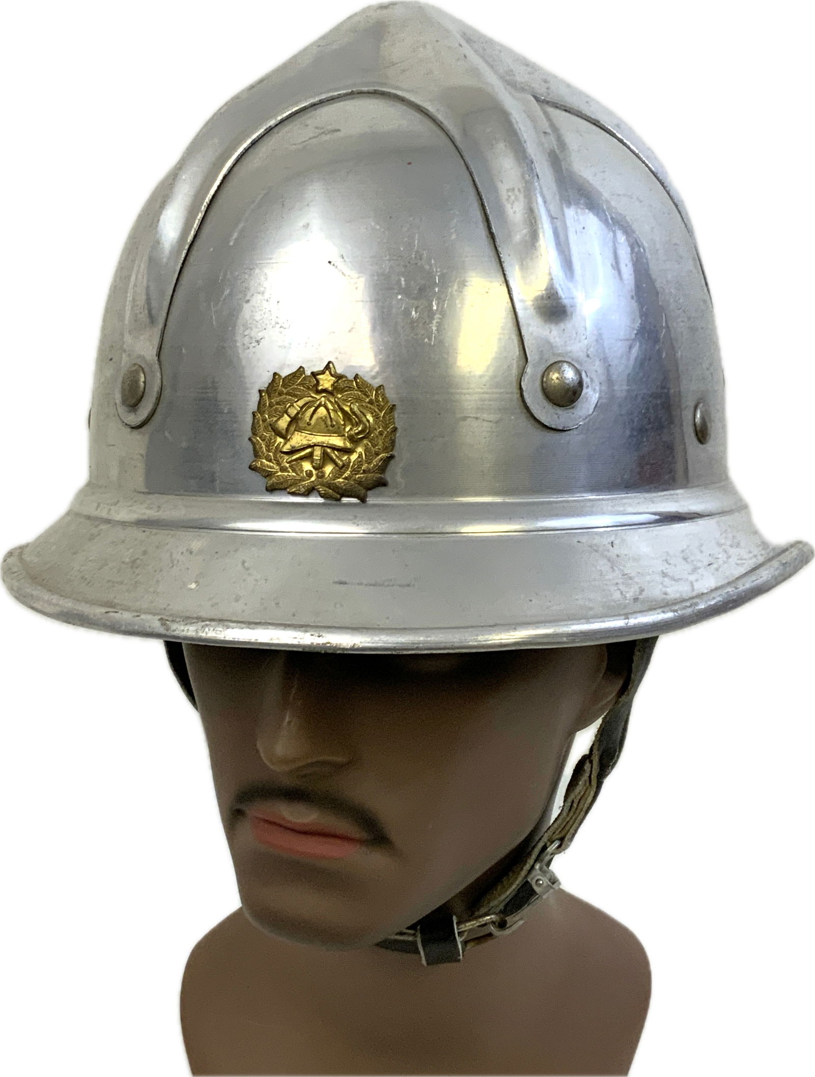 YUGOSLAVIA VINTAGE YUGOSLAVIAN FIRE HELMET ALUMINUM: YUGOSLAVIA VINTAGE YUGOSLAVIAN FIRE HELMET ALUMINUM. GREAT CONDITION. COMPLETE WITH LINER AND INSIGNIA. CIRCA 1950'S-60'S.