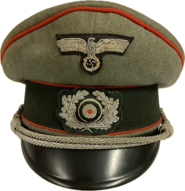 WWII GERMAN ARMY ARTILLERY OFFICER VISOR CAP HAT: WWII GERMAN ARMY ARTILLERY OFFICER VISOR CAP HAT. VERY NICE AND CLEAN EXAMPLE WITH EMBROIDERED INSIGNIA. SIZE ABOUT 57