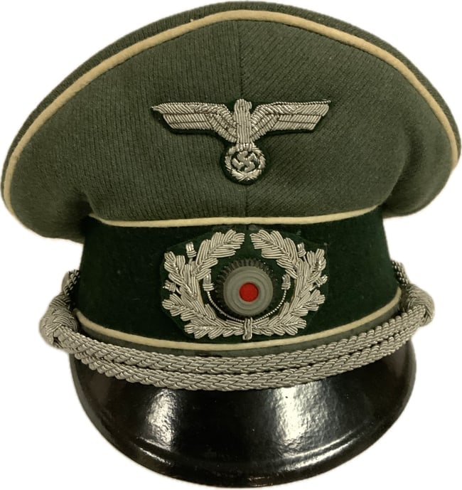 WWII GERMAN ARMY INFANTRY OFFICERS VISOR CAP HAT: WWII GERMAN ARMY INFANTRY OFFICERS VISOR CAP HAT. VERY NICE AND CLEAN EXAMPLE WITH EMBROIDERED INSIGNIA. SIZE 54.