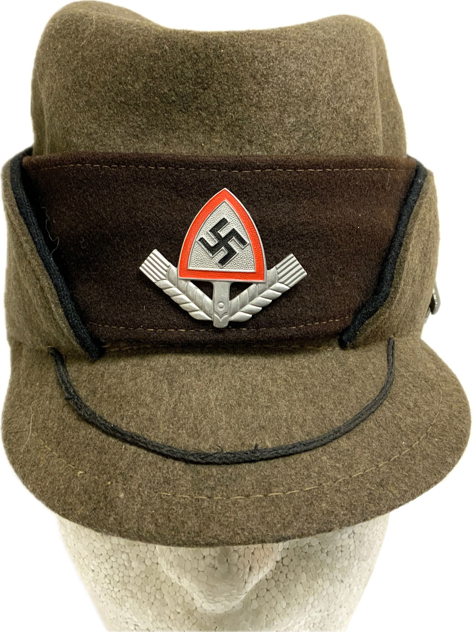 GERMANY THIRD REICH RAD LABOR SERVICE EM/NCO ROBIN HOOD STYLE HAT: GERMANY THIRD REICH RAD LABOR SERVICE EM/NCO ROBIN HOOD STYLE HAT. GREAT EXAMPLE. WOOL IS IN GOOD CONDITION. BADGE TO THE SIDE. PARTIAL SWEATBAND AND MARKED 56 FOR SIZE.