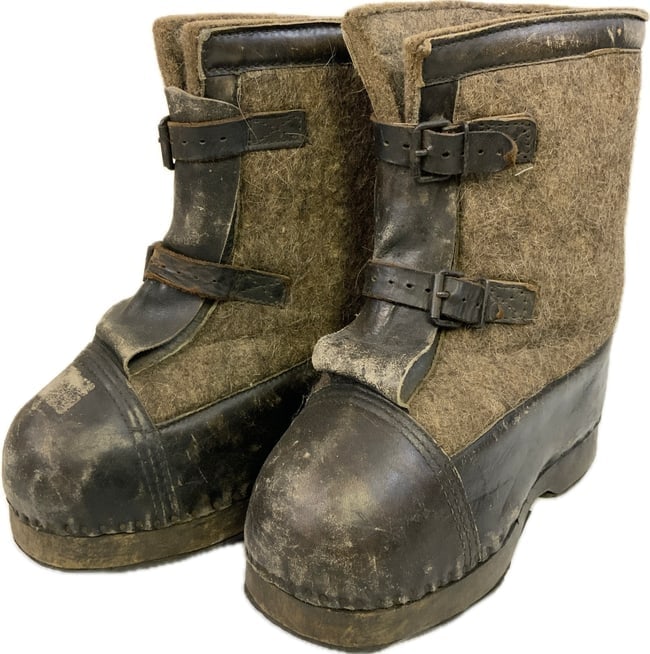 WWII GERMAN MILITARY COLD WEATHER SENTRY BOOTS MATCHED PAIR: WWII GERMAN MILITARY COLD WEATHER SENTRY BOOTS MATCHED PAIR. WARTIME MADE . VERY GOOD CONDITION. WOODEN SOLES.
