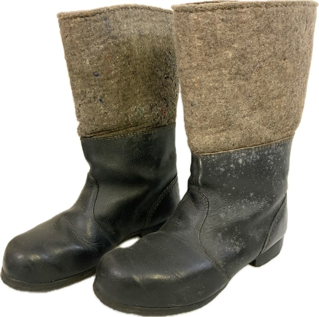 WWII GERMAN MILITARY WINTER EASTERN FRONT FELT AND LEATHER COMBAT BOOTS PAIR: WWII GERMAN MILITARY WINTER EASTERN FRONT FELT AND LEATHER COMBAT BOOTS PAIR. GREAT CONDITION . MATCHING PAIR