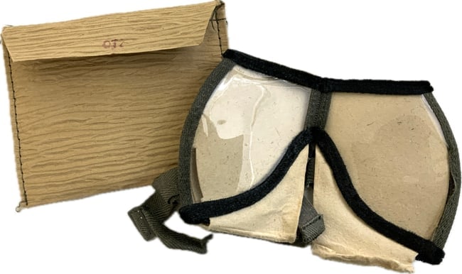 WWII GERMAN DUST GOGGLES & PAPER CASE: WWII GERMAN DUST GOGGLES & PAPER CASE . ORIGINAL MILITARY ISSUE. MAKER CODE MARKED. NEVER USED UNISSUED CONDITION.