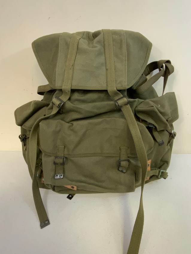 WWII SWISS MILITARY 1940'S MOUNTAIN CLIMBERS RUCKSACK BACKPACK: WWII SWISS MILITARY MOUNTAIN CLIMBERS RUCKSACK BACKPACK. LARGE SIZE . VERY GOOD CONDITION. MARKED WITH 1945 DATE.
