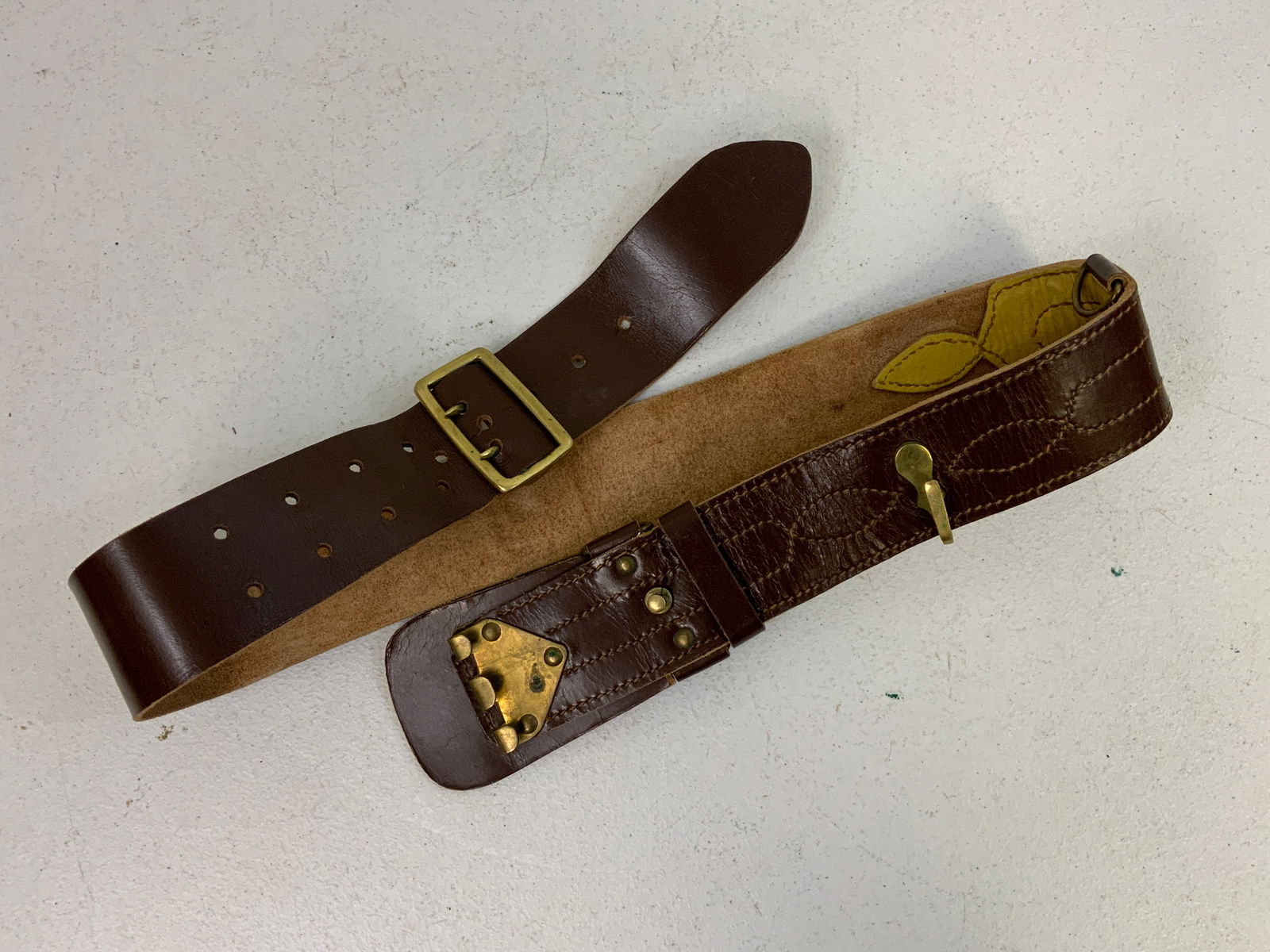 VINTAGE UK OR US SAM BROWNE BROWN LEATHER BELT: VINTAGE UK OR US SAM BROWNE BROWN LEATHER BELT. VERY GOOD CONDITION.