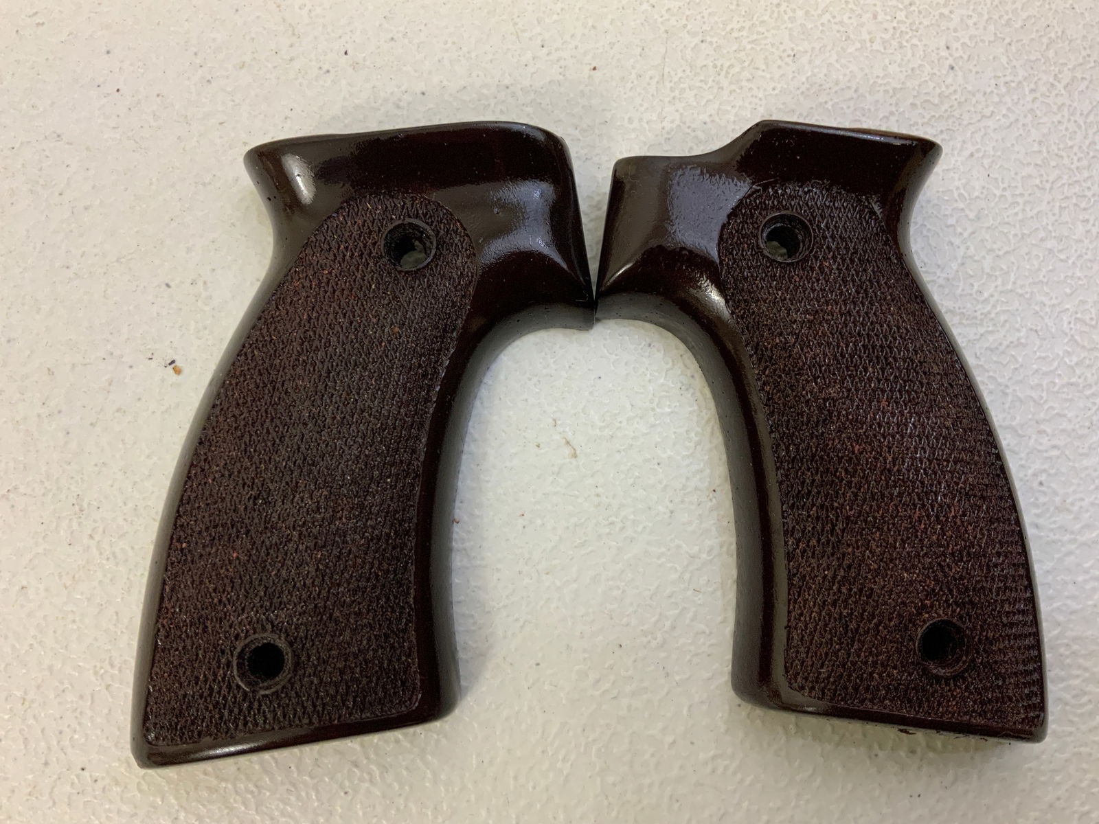 WWII GERMAN FG42 BAKELITE GRIPS: WWII GERMAN FG42 BAKELITE GRIPS. APPEARS TO BE A HIGH QUALITY REPRODUCTION.