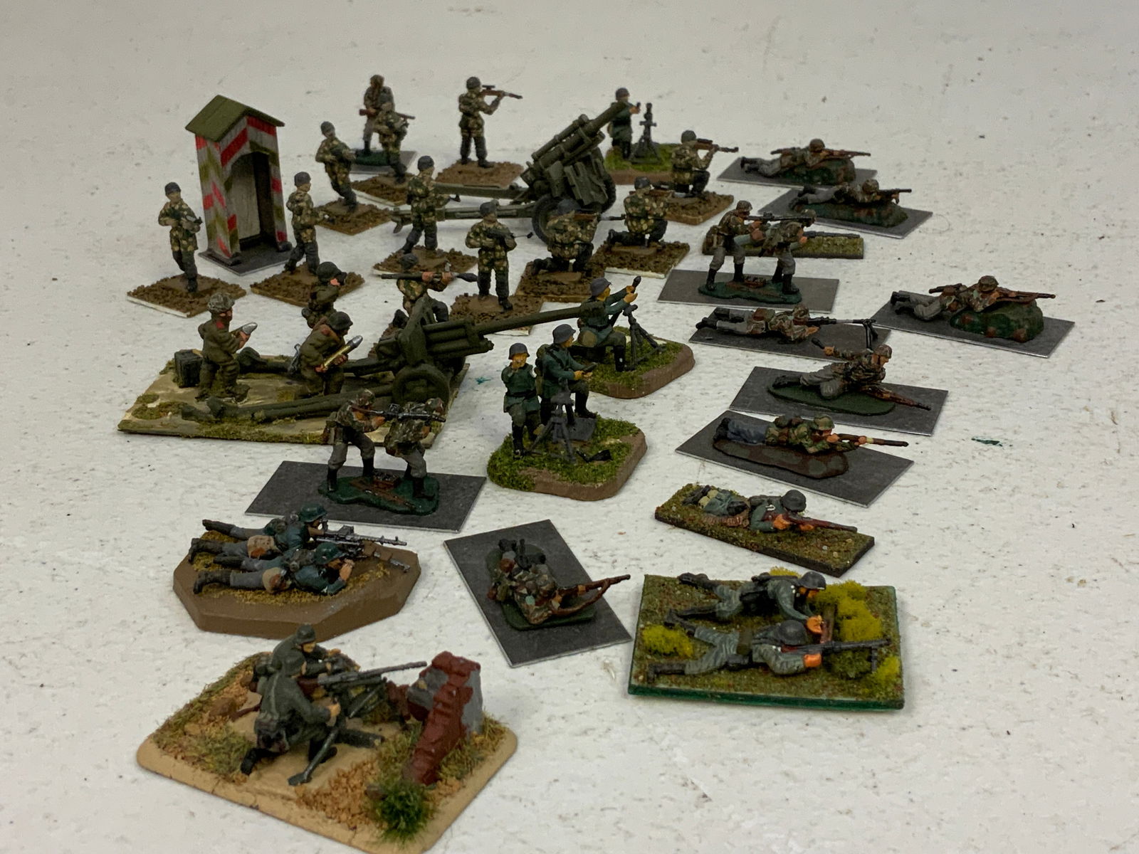 LARGE LOT OF PAINTED TOY SOLDIERS - WWII GERMAN: LARGE LOT OF PAINTED TOY SOLDIERS - WWII GERMAN. APPROX 1" TALL.