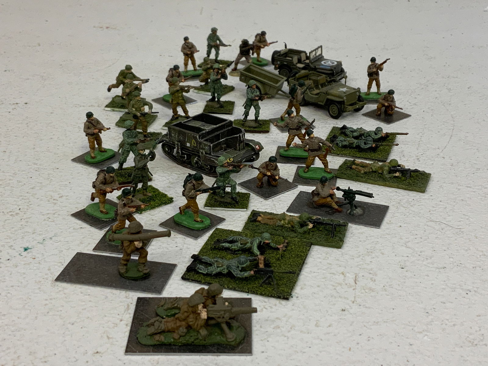 LARGE LOT OF PAINTED TOY SOLDIERS - WWII AMERICANS: LARGE LOT OF PAINTED TOY SOLDIERS - WWII AMERICANS. APPROX 1" TALL.