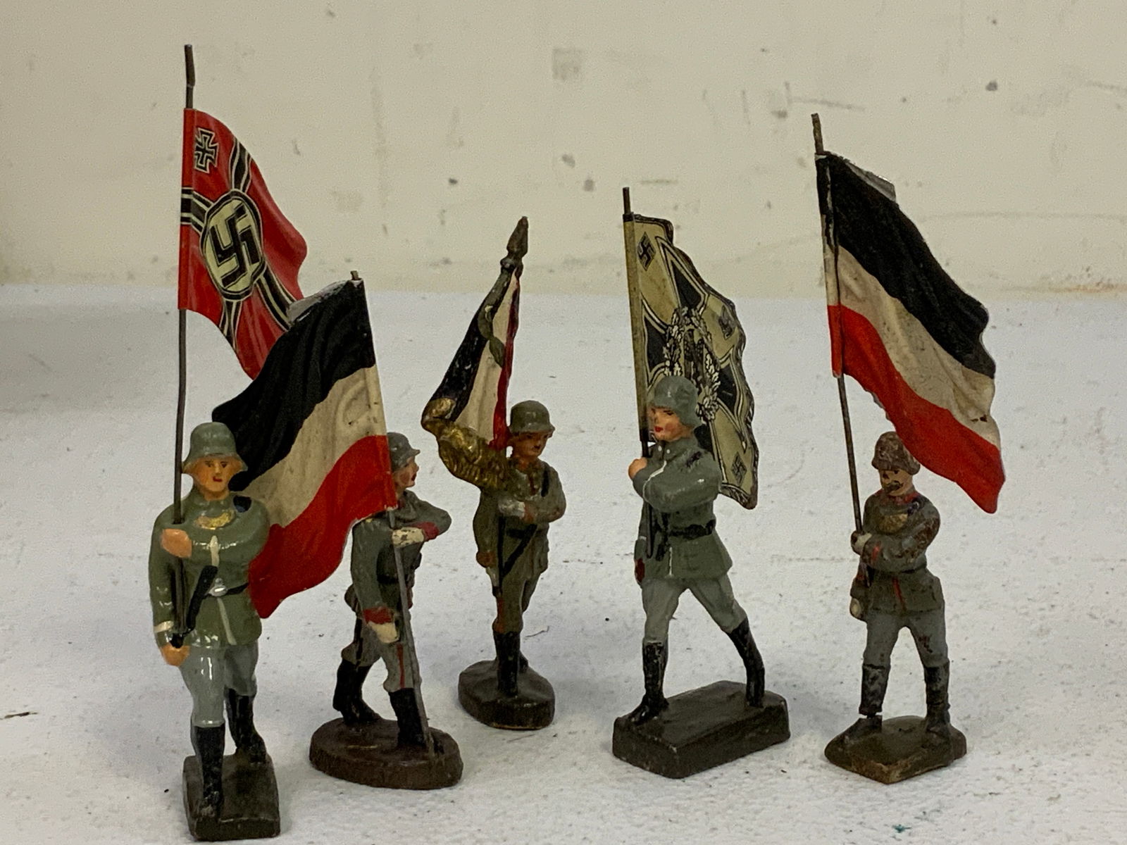 GERMAN NAZI PERIOD LINEOL / ELASTOLIN TOY SOLDIERS FLAGS AND STANDART BEARERS: GERMAN NAZI PERIOD LINEOL / ELASTOLIN TOY SOLDIERS FLAGS AND STANDART BEARERS