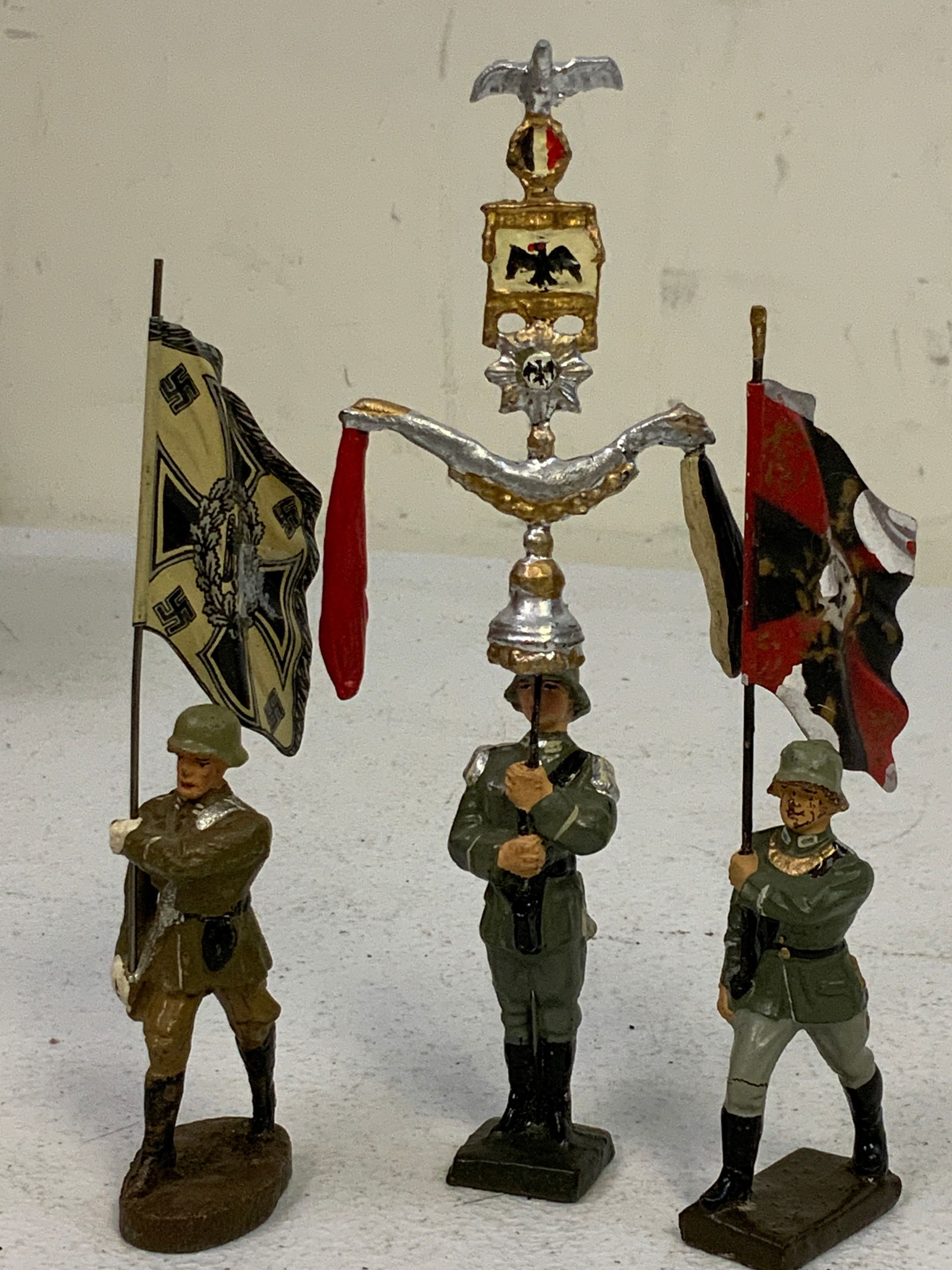 GERMAN NAZI PERIOD LINEOL / ELASTOLIN TOY SOLDIERS FLAGS AND STANDART BEARERS: GERMAN NAZI PERIOD LINEOL / ELASTOLIN TOY SOLDIERS FLAGS AND STANDART BEARERS